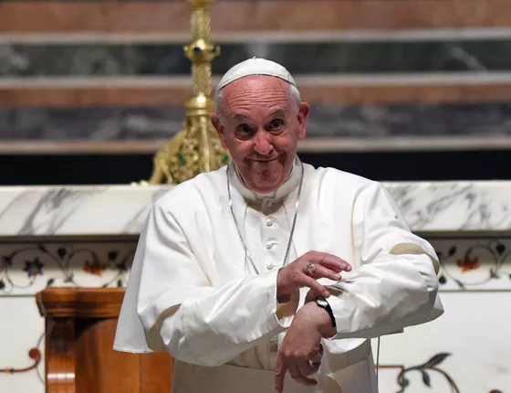 A trajetória de Jorge Mario Bergoglio, mais conhecido como Papa Francisco, até se tornar o líder da Igreja Católica é um reflexo do seu compromisso com a fé e da sua capacidade de navegar por um mundo em constante mudança. Nascido em Buenos Aires, Argentina