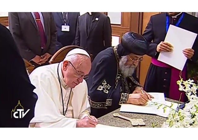 O Papa Francisco, desde sua ascensão ao trono papal, tem se destacado como um fervoroso defensor do diálogo inter-religioso. Sua abordagem inclusiva e acessível para a promoção do entendimento mútuo entre diferentes tradições religiosas tem sido uma característica marcante de seu pontificado. Ele acredita firmemente que a religião deve ser um meio para construir pontes e não muros, um princípio que fundamenta suas iniciativas neste campo.