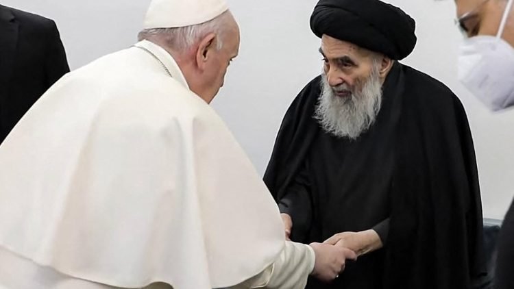 O legado de Papa Francisco, como o primeiro pontífice latino-americano, se revela não apenas em suas ações e discursos, mas também na profunda influência que exerce sobre futuros líderes da Igreja e a sociedade em geral. Desde sua eleição em 2013, Francisco tem acompanhado um enfraquecimento da prática religiosa e tem se empenhado em revitalizar a fé por meio de uma abordagem pastoral mais inclusiva e acessível. Ele tem se afastado de rituais excessivamente rígidos, promovendo em vez disso uma Igreja que valoriza a compaixão, a misericórdia e o diálogo multicultural.