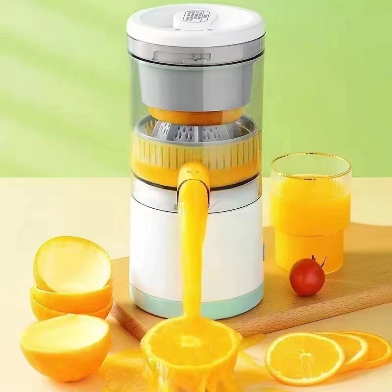 Espremedor elétrico automático extraindo suco de laranja fresco, com o líquido escorrendo diretamente para um copo, em um ambiente claro e vibrante com frutas ao redor.
