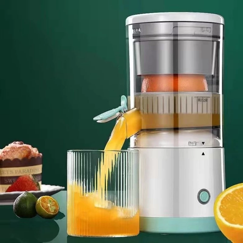 Espremedor elétrico automático preparando suco de laranja, com o líquido sendo despejado em um copo de vidro, ao lado de frutas cítricas e um bolinho decorado.