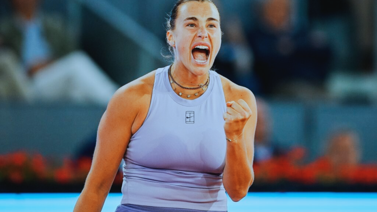 Aryna Sabalenka está com tudo! Nesta quinta-feira, a número 1 do mundo venceu Elina Svitolina por 6/3 e 7/5, garantindo sua sexta final na temporada e a quarta no WTA 1000 de Madri. Em pouco mais de uma hora e vinte de jogo, a bielorrussa mostrou por que é uma das favoritas no saibro espanhol