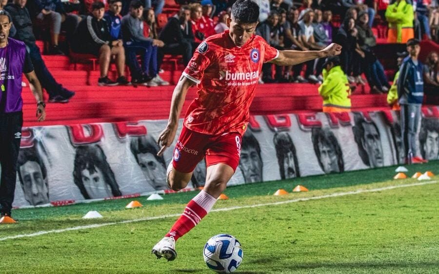 O Internacional não para de mexer no mercado. Logo depois de anunciar o volante Richard na última quinta-feira, o clube gaúcho já está de olho em mais um reforço para o meio de campo.