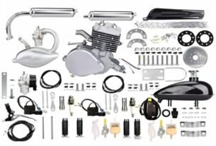 Kit completo de peças para motor de bicicleta, incluindo motor, tanque de combustível, escapamento, carburador, cabos, velas, corrente, engrenagens, pedais e diversos parafusos e suportes organizados de forma ordenada sobre uma superfície branca.