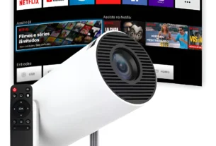 "Projetor portátil com controle remoto exibindo interface de streaming com Netflix, YouTube, Prime Video e Globoplay na tela."