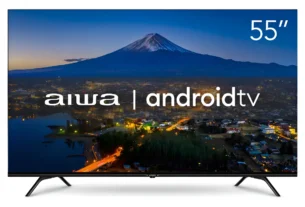 "TV Aiwa de 55 polegadas com Android TV, exibindo imagem noturna do Monte Fuji e cidade iluminada."