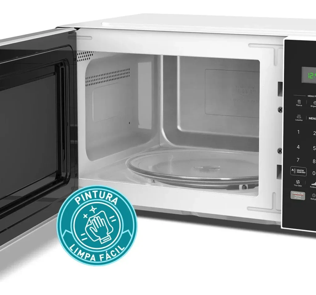 "Micro-ondas com interior espaçoso e pintura de limpeza fácil, porta aberta mostrando prato giratório."