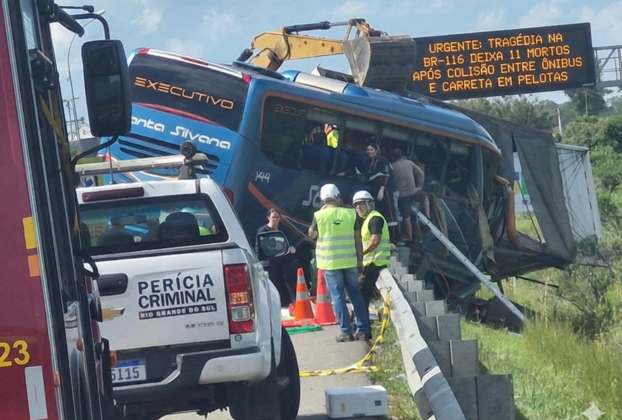 Acidente na BR-116: ônibus executivo da Santa Silvana envolvido em colisão com 11 mortos, com presença de peritos criminais e equipes de resgate no local."
