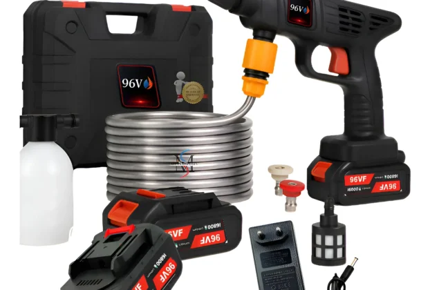 "Lavadora de alta pressão 96V com duas baterias de íon-lítio, mangueira flexível, bicos de jato ajustáveis, carregador e maleta de transporte."