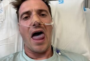 "Paciente internado em hospital com inchaço severo na região da mandíbula e tubos de oxigênio nasal."