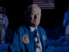 "Homem idoso usando jaqueta da NASA em cenário espacial com astronautas ao fundo e bandeira dos Estados Unidos."