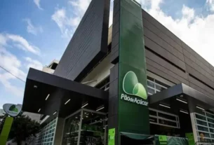 "Fachada de uma loja da rede Pão de Açúcar, com entrada moderna e identificação visual em verde."