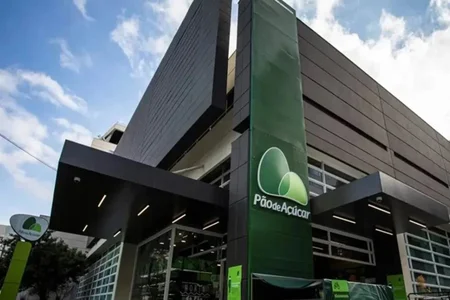 "Fachada de uma loja da rede Pão de Açúcar, com entrada moderna e identificação visual em verde."