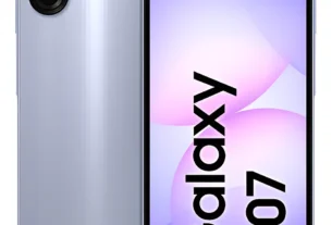 "Smartphone Samsung Galaxy A07 na cor prata, exibindo a tela inicial com o nome do modelo."