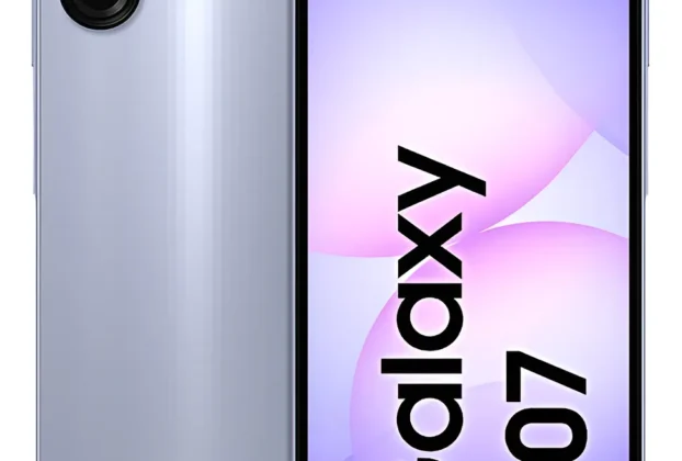 "Smartphone Samsung Galaxy A07 na cor prata, exibindo a tela inicial com o nome do modelo."