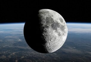 "Imagem da Lua cheia vista do espaço, com a Terra ao fundo mostrando continentes e nuvens."