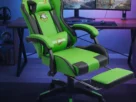 "Cadeira gamer preta e branca com apoio para os pés, acompanhada de três versões com detalhes em vermelho e azul."