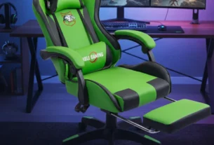 "Cadeira gamer preta e branca com apoio para os pés, acompanhada de três versões com detalhes em vermelho e azul."